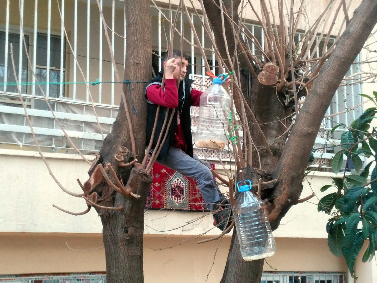 Kendi Küçük Yüreği Büyük