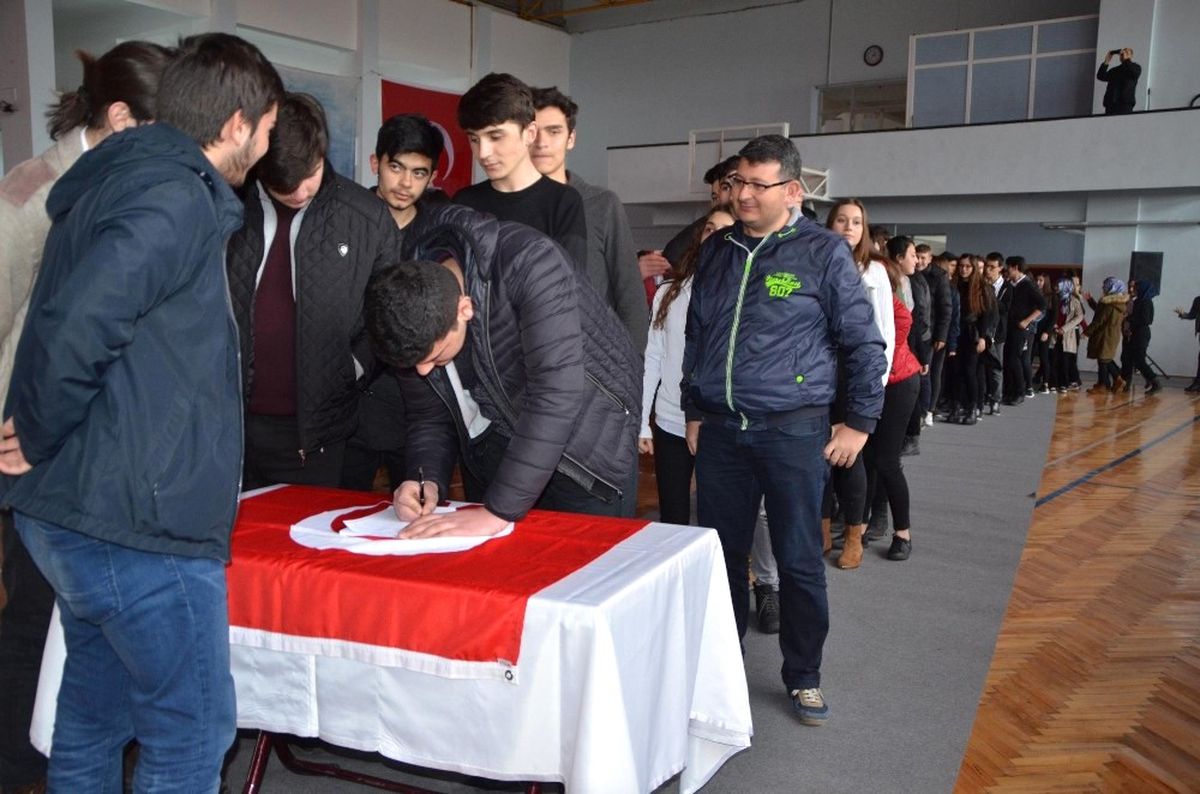 Liselilerden Akar\'a Mektup