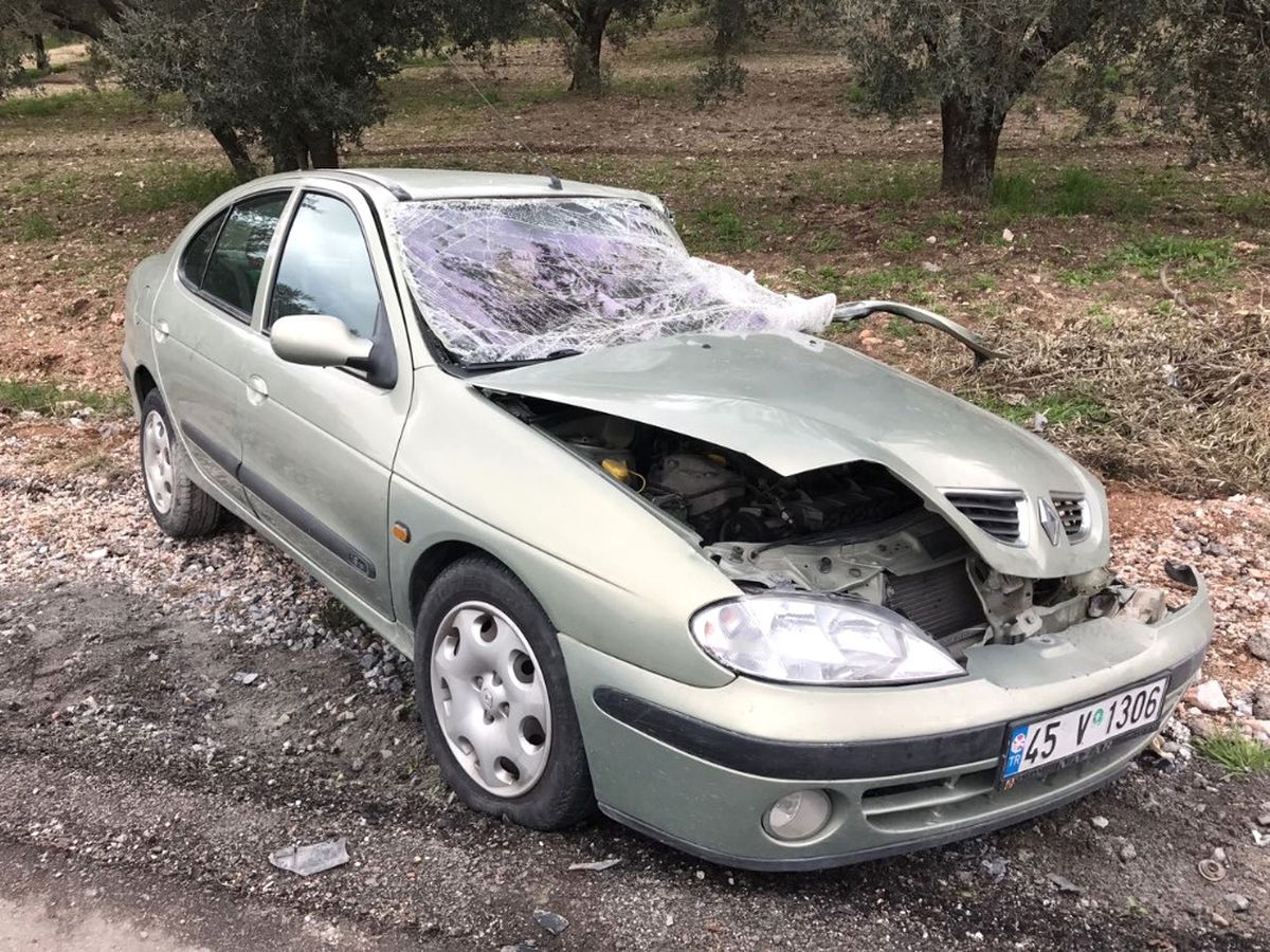 Manisa\'da 3 Araç Birbirine Girdi: 2 Ölü