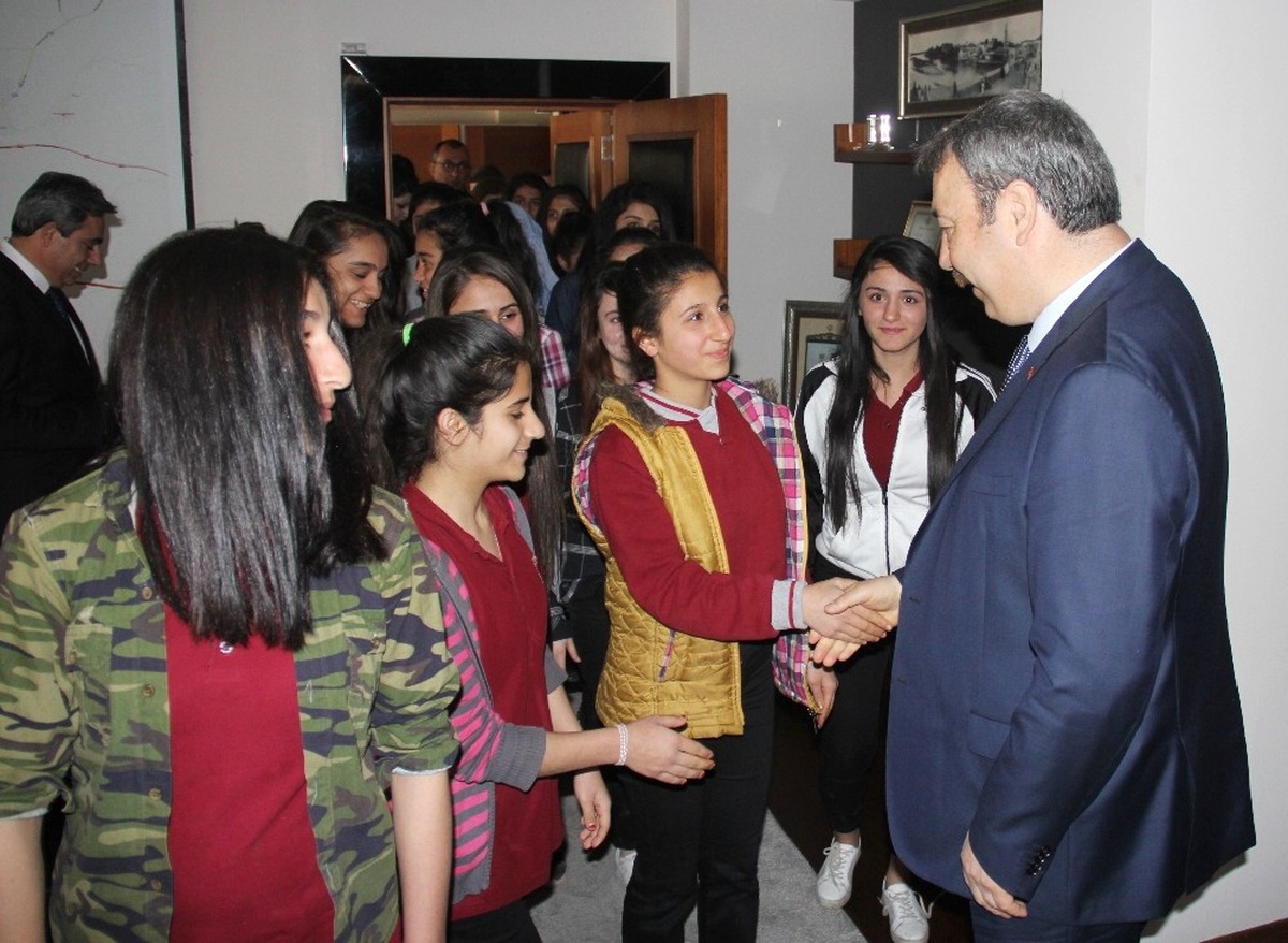 Öğrenciler \'Osman Abi\'leri ile Fotoğraf Çektirmek İçin Birbiriyle Yarıştı