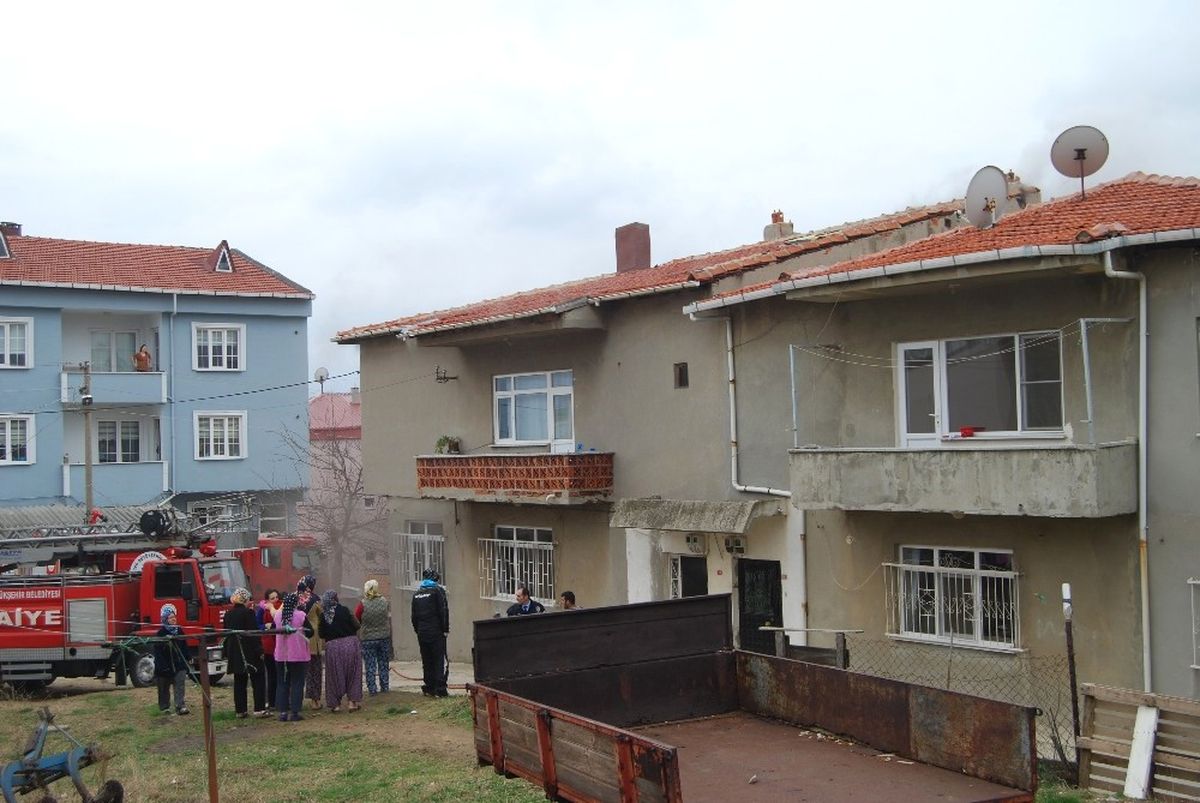 Patlayan Buzdolabı Evi Yaktı