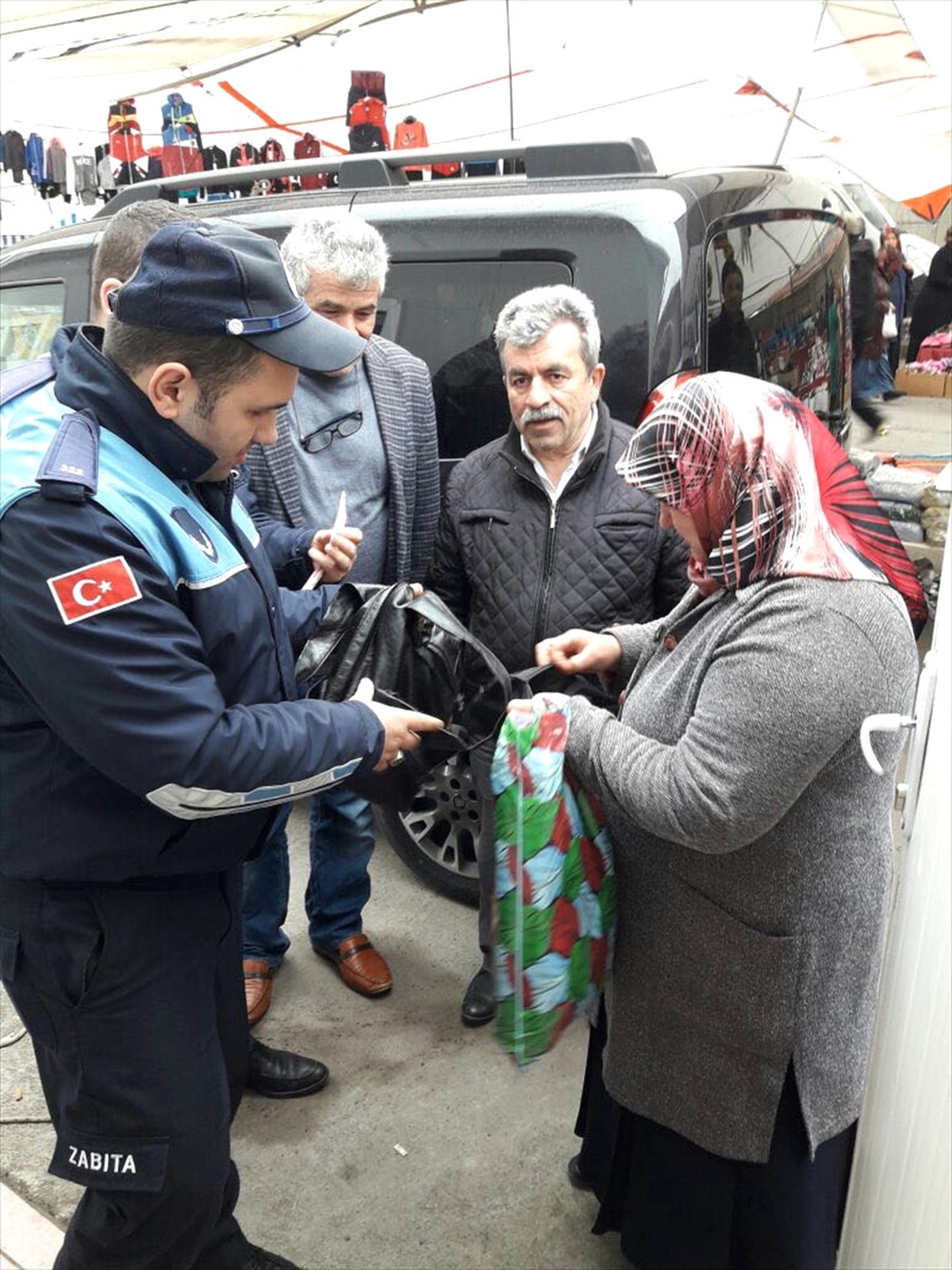 Pazar Yerinde Düşürdüğü Çantasını Zabıta Buldu