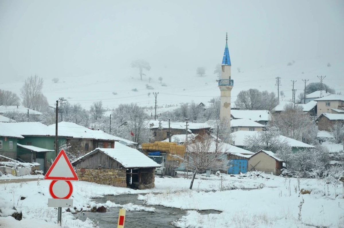 Seyitgazi\'nin Yüksek Yerlerinde Kartpostallık Kış Görüntüleri