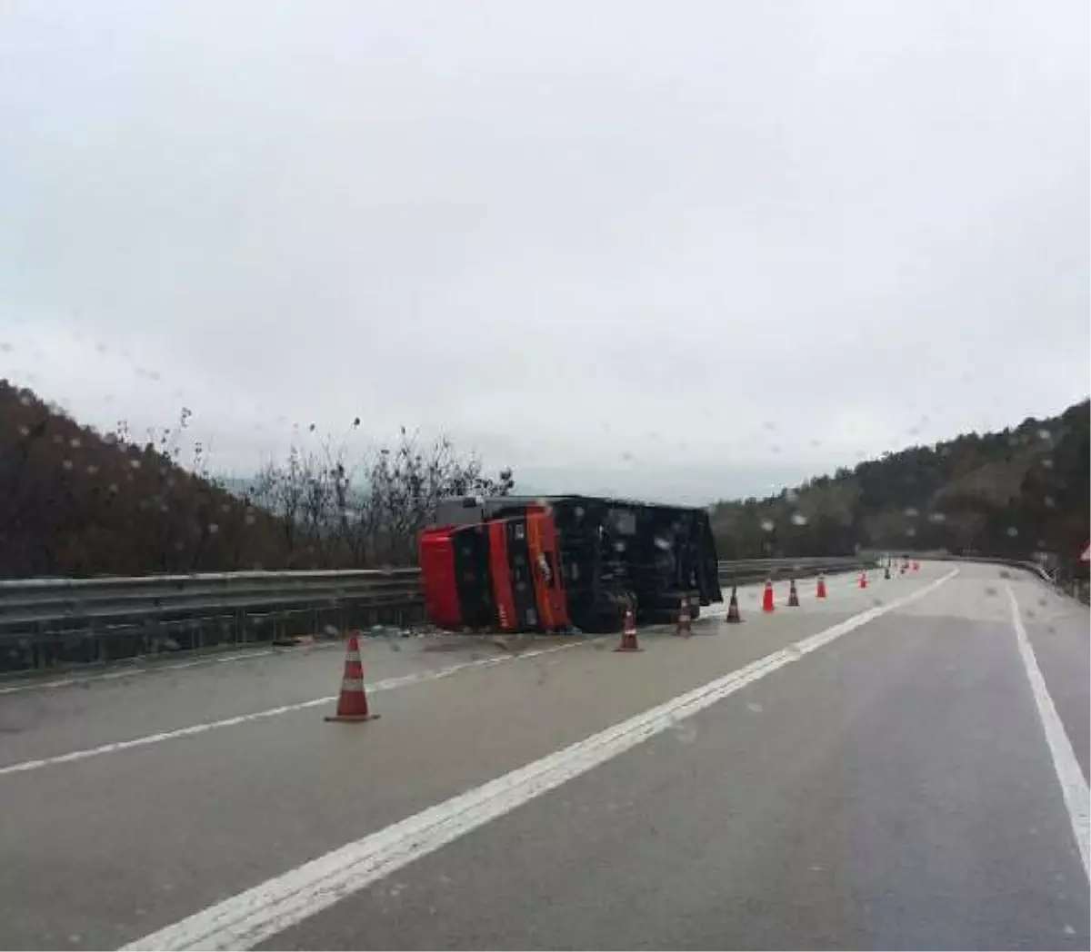 Sinop\'ta Tır Devrildi, Sürücü Yaralandı