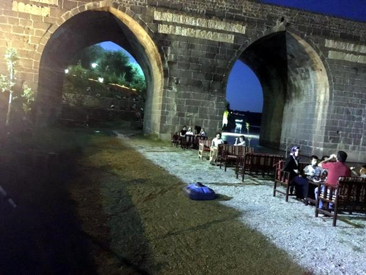 Tarihi On Gözlü Köprü\'nün İki Gözünü İzinsiz Doldurdular