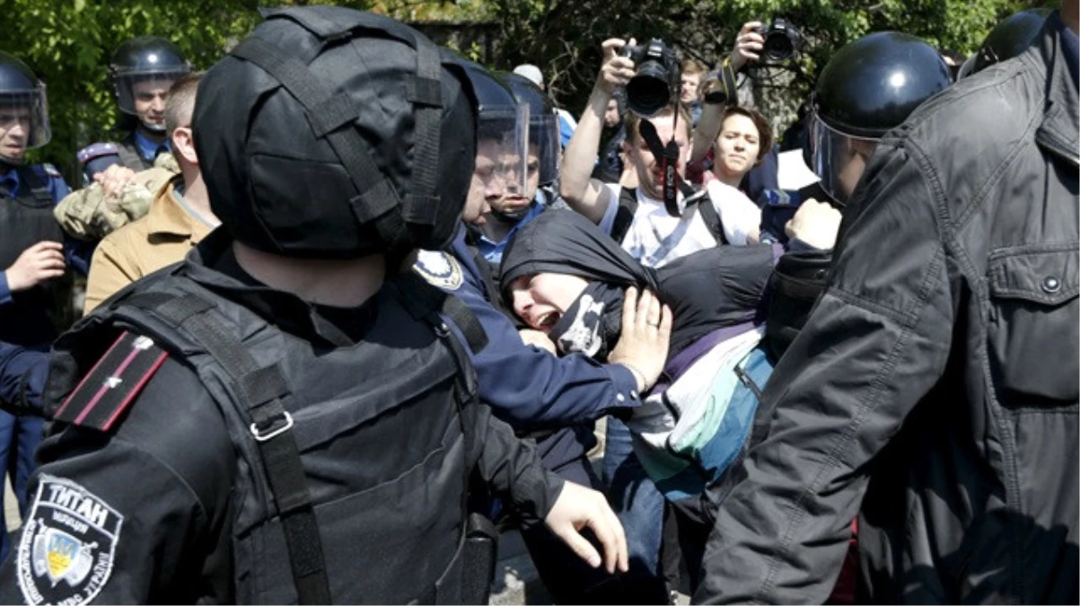Ukrayna\'da Milletvekili ile Polisler Arasında Arbede