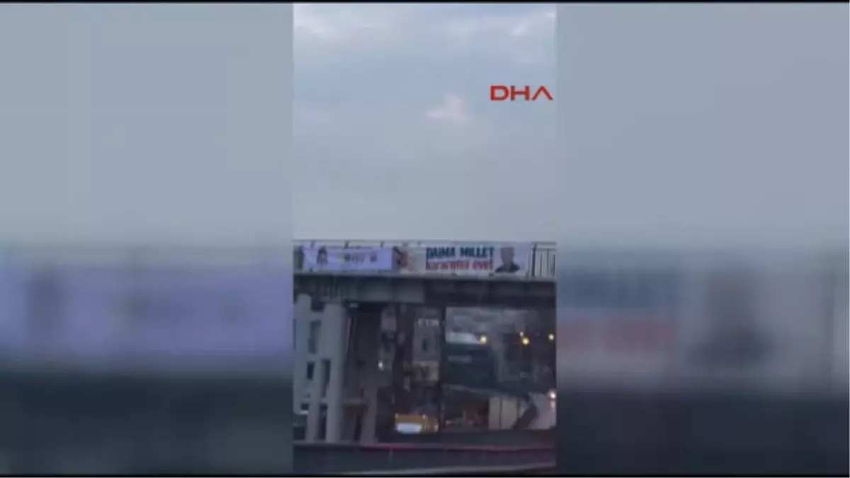 Üst Geçide Asılan \'Hayır\' Pankartını Sökerken Görüntülendiler