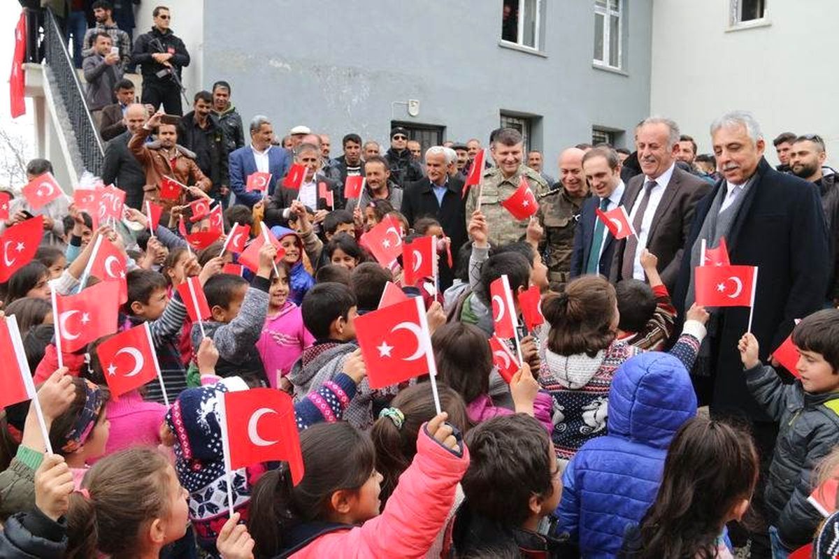 Vali Toprak\'a Türk Bayraklı Karşılama