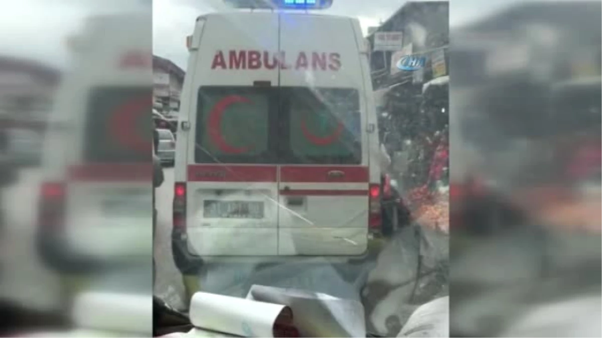 Ambulans ile Pazar Alışverişi Kamerada