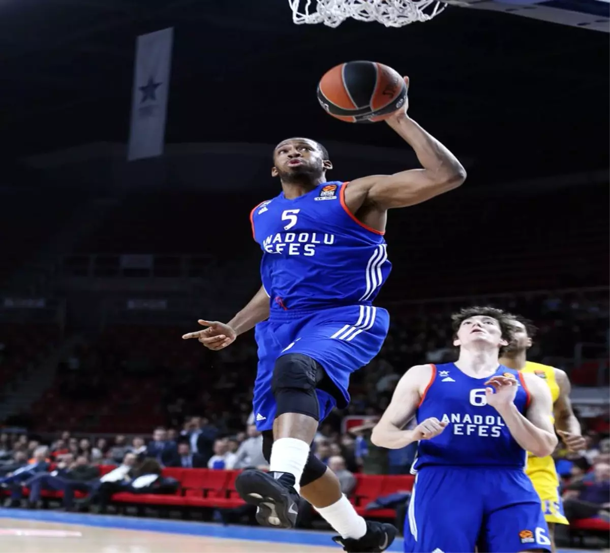 Anadolu Efes 14. Galibiyetini Aldı