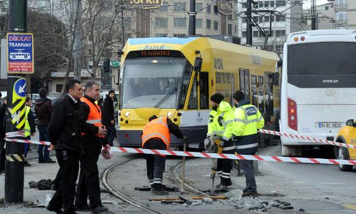 Aynı Noktada Bir Tramvay Daha Raydan Çıktı (2)
