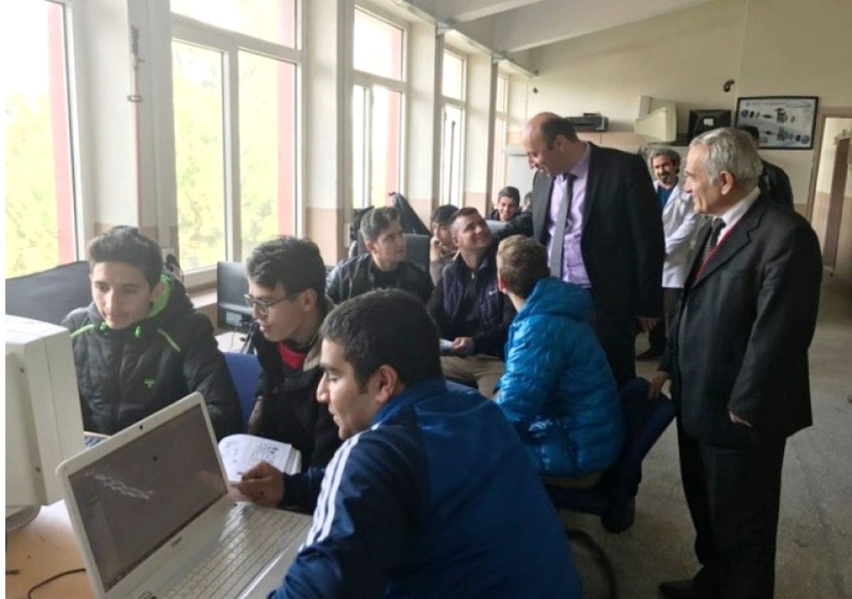 Ayvalık\'ta "İlçe Milli Eğitim Müdürlüğünün Ruhu Sizlersiniz" Projesi