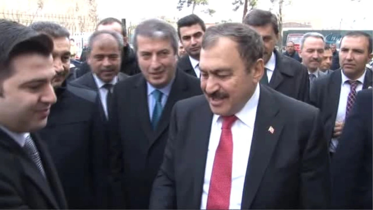 Bakan Eroğlu Sarıyer\'de Fidan Dağıttı