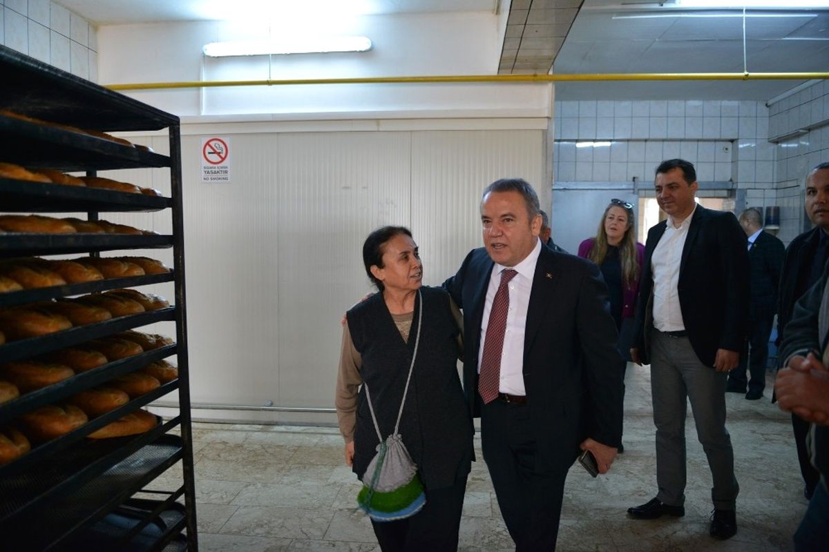 Başkan Böcek, Halk Ekmek Fırınını Denetledi