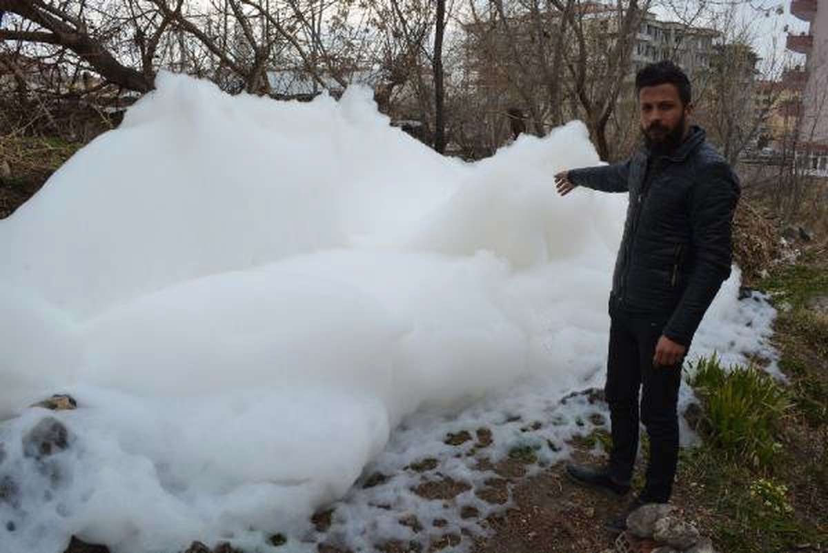Bor Sokaklarında Yine Esrarengiz Köpük