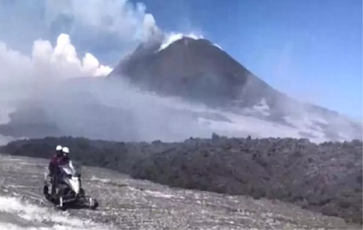 Etna Yanardağı\'nda Patlama: 10 Turist Yaralandı (3)