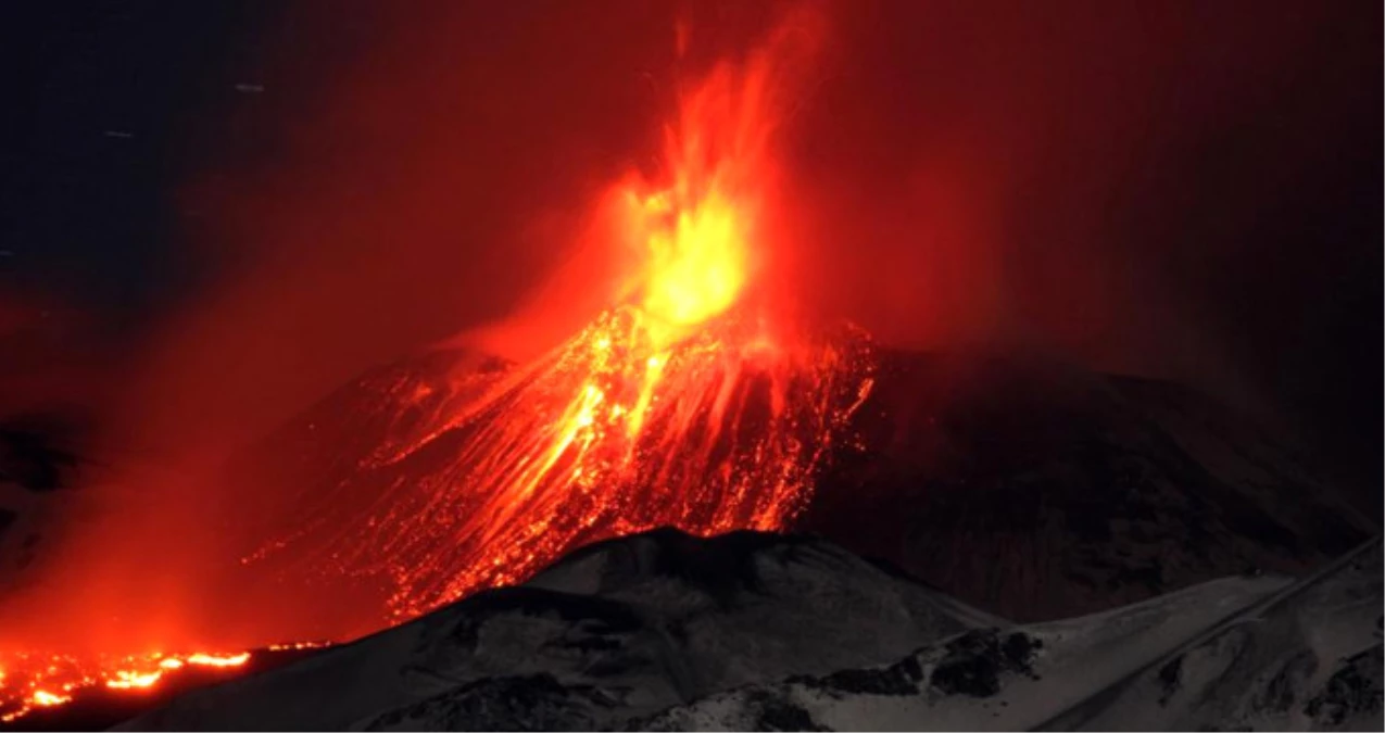 Etna Yanardağı\'nda Patlama: 10 Turist Yaralandı