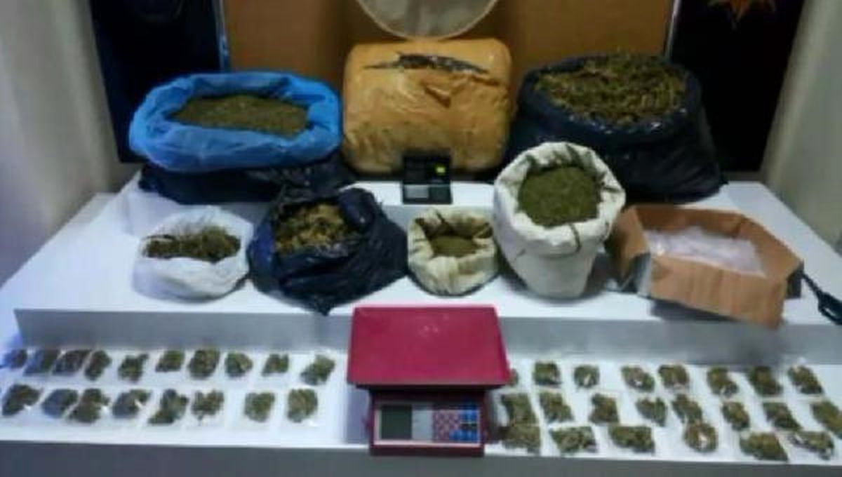 Fatih\'te Çay Ocağına Uyuşturucu Baskını;22,5 Kilo Esrar Ele Geçirildi