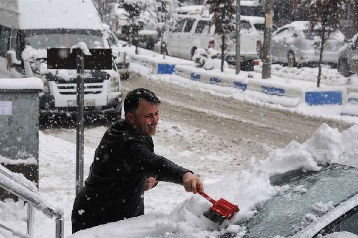 Hakkari\'de Kar Yolları Kapattı