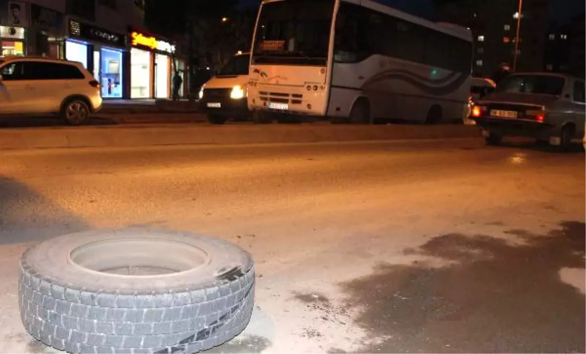 Halk Otobüsü Seyir Halindeyken Arka Tekerleği Çıktı