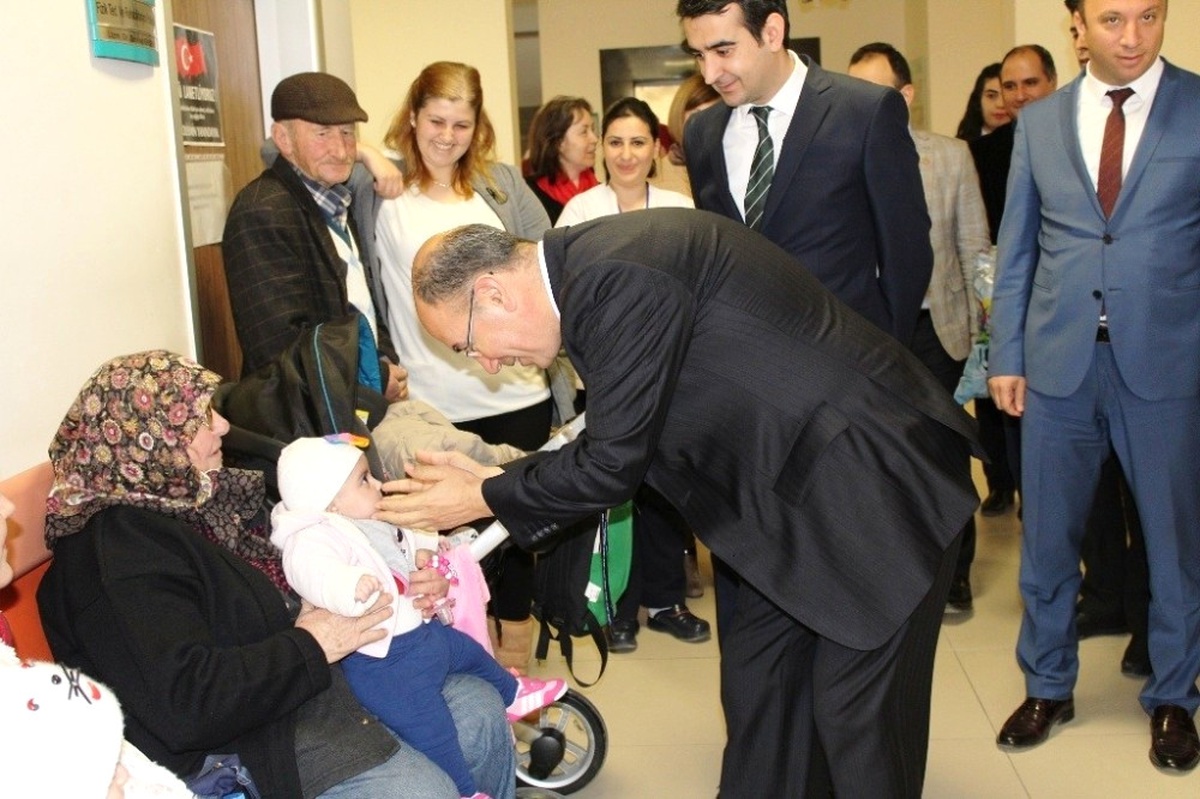Hem Kursiyerlerinin Ürettikleri Oyuncaklar Hasta Çocukları Sevindirdi