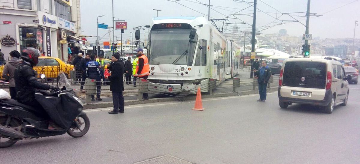 Istanbul\'da Tramvay Raydan Çıktı