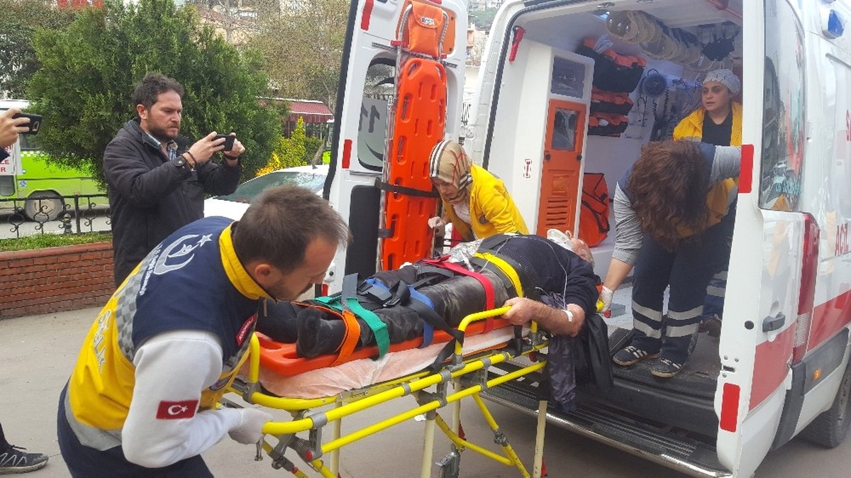 Karşıdan Karşıya Geçmek İsteyen Adama Otomobil Çarptı