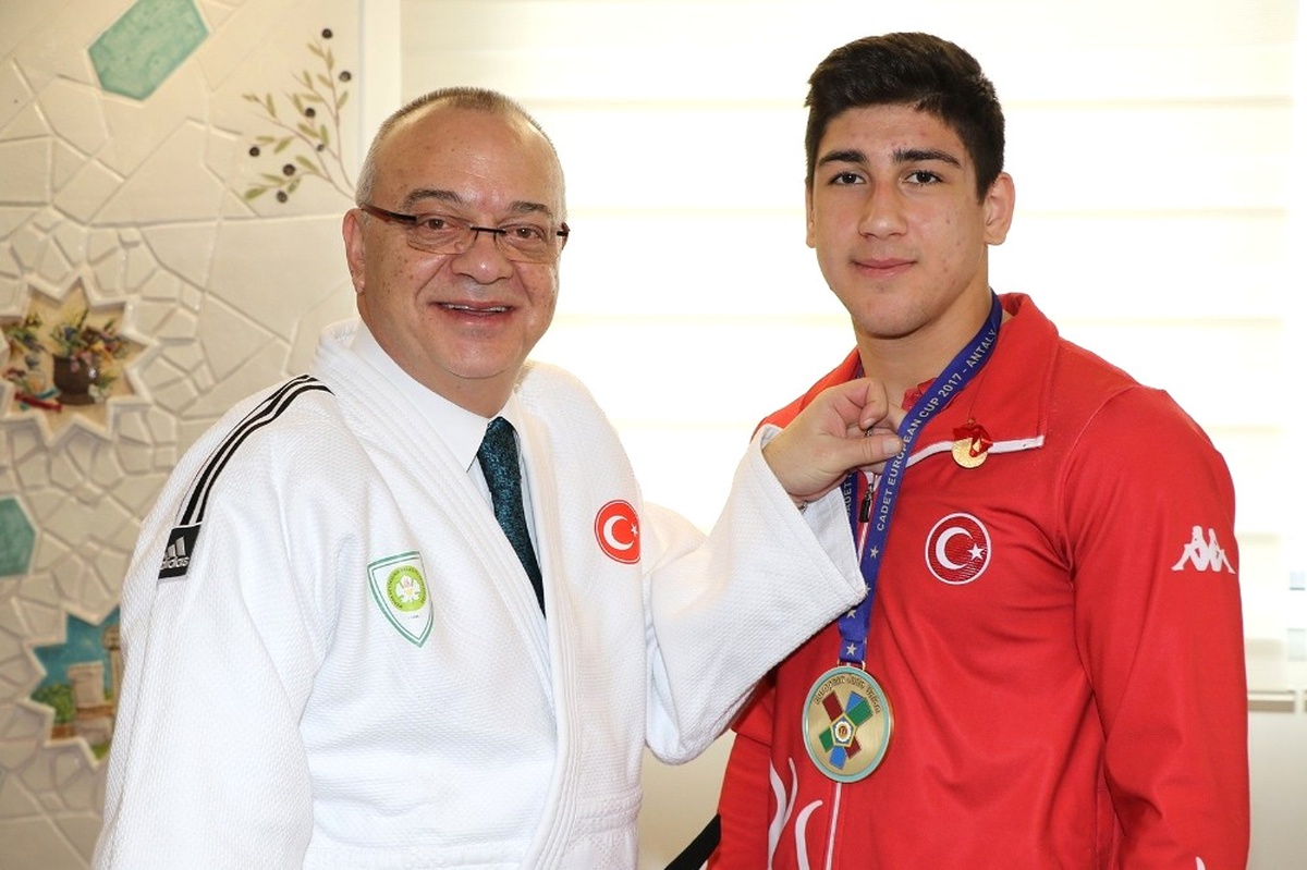 Manisa\'yı Gururlandıran Sporculara Övgü