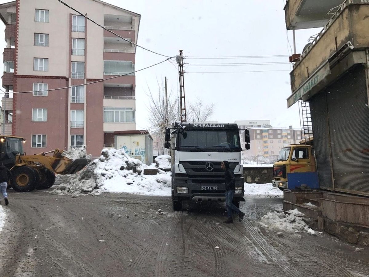 Muş\'ta Kar Taşıma Çalışmaları Devam Ediyor