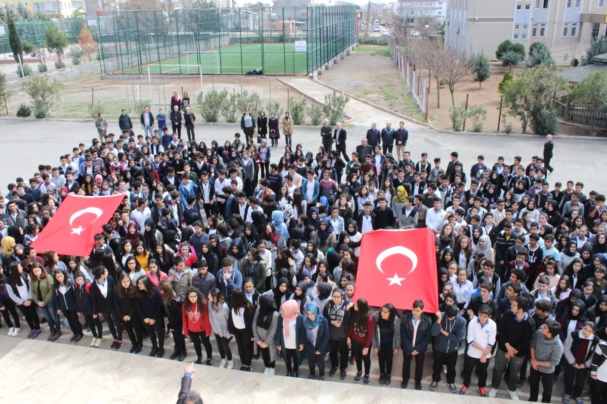 Öğrenci ve Öğretmenler Çanakkale Marşı\'nı Okudu