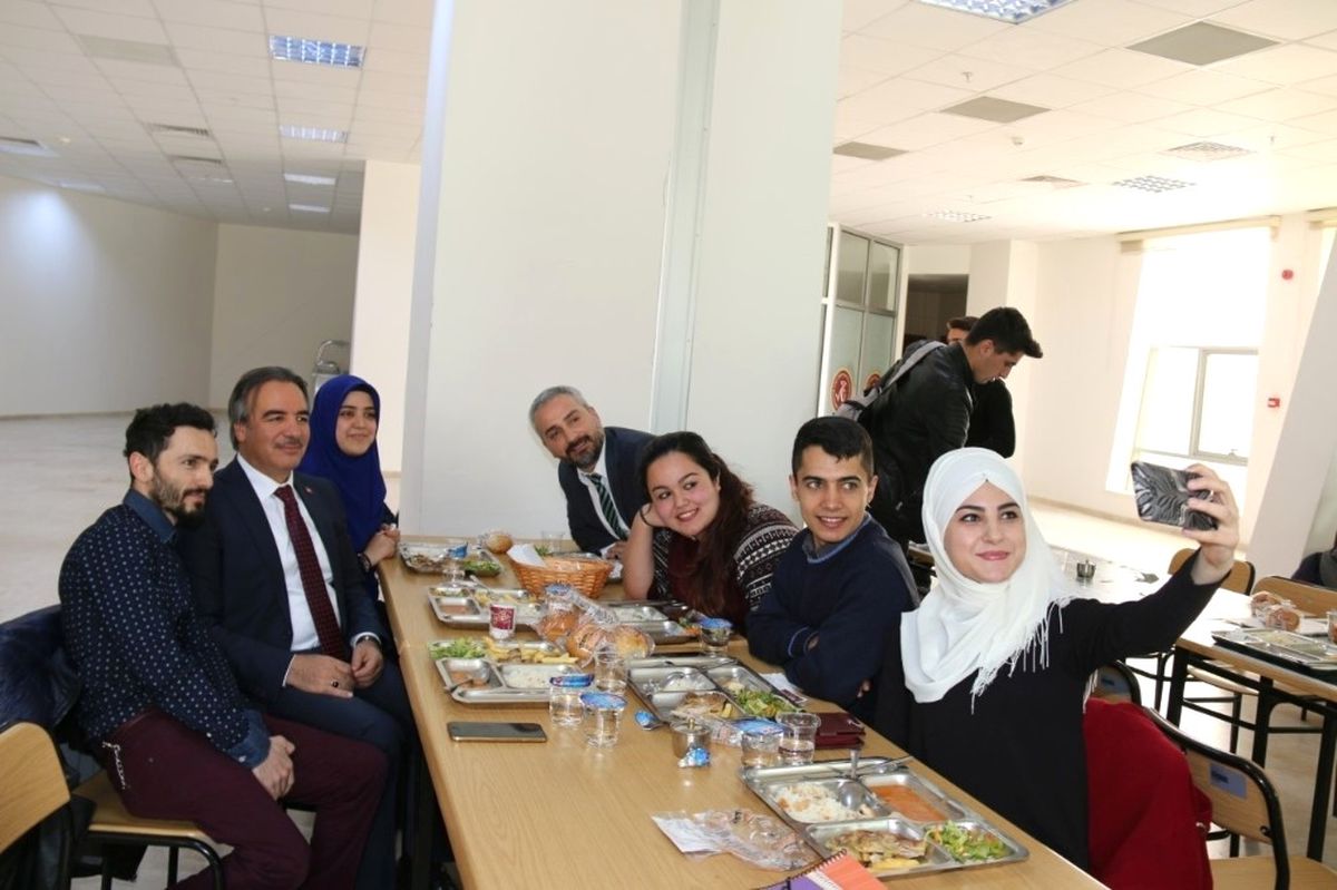 Rektör Prof. Dr. Mazhar Bağlı, Öğrencilerle Yemekte Bir Araya Geldi