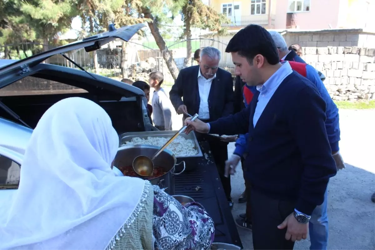 Samsat Kaymakamı Yıldırım Depremzedelere Yemek Dağıttı