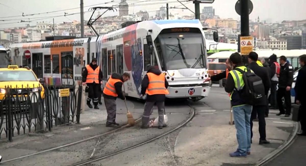 Sirkeci\'de Tramvay İkinci Kez Raydan Çıktı