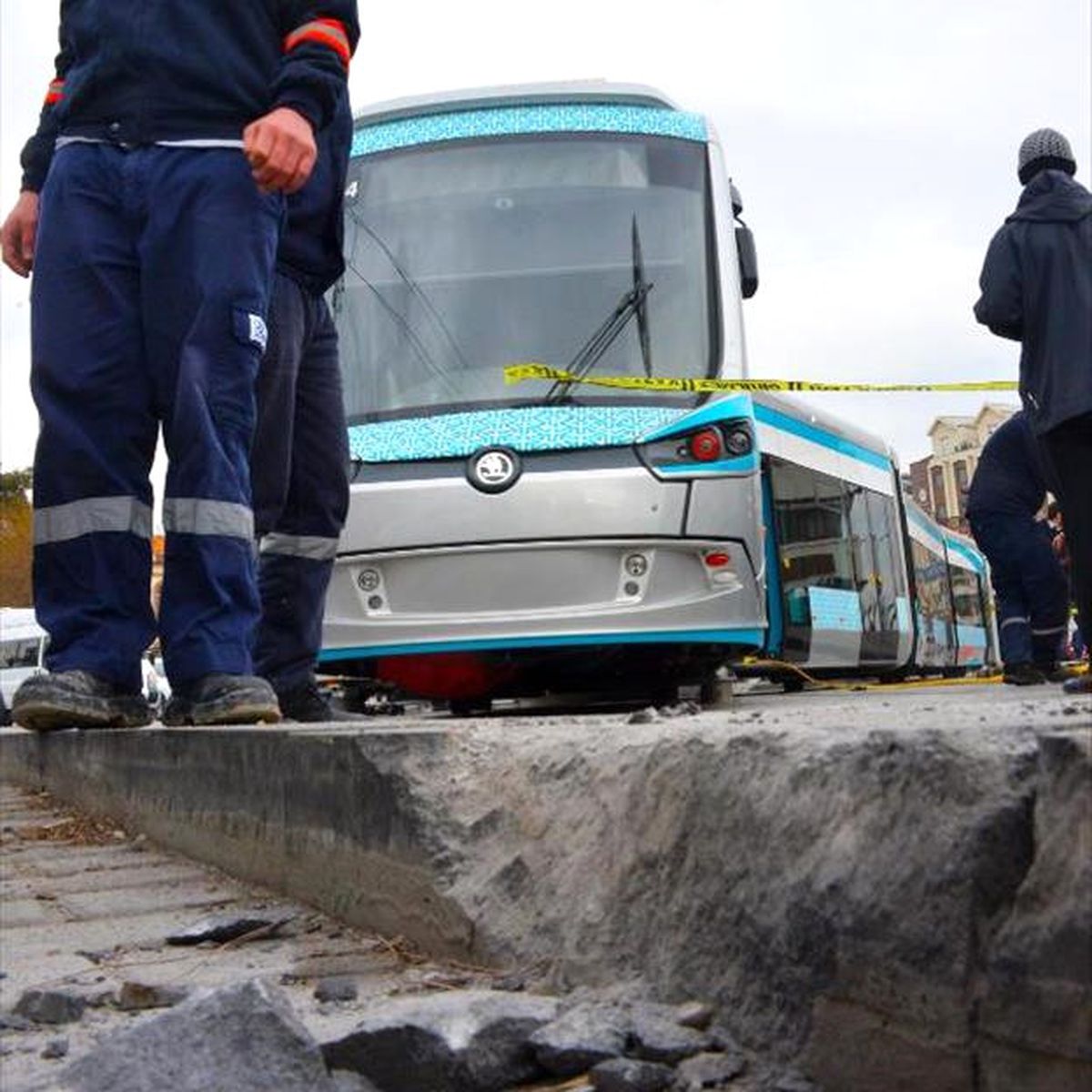 Sirkeci\'de Tramvay Raydan Çıktı (1)
