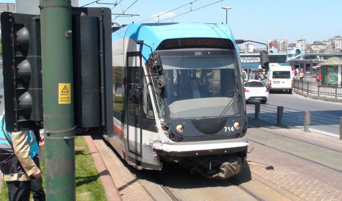 Sirkeci\'de Tramvay Raydan Çıktı (2)