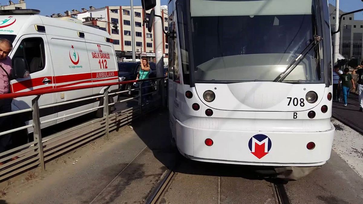 Sirkeci\'de Tramvay Raydan Çıktı (4)
