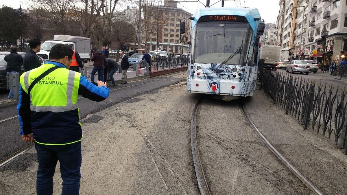 Sirkeci\'de Tramvay Raydan Çıktı