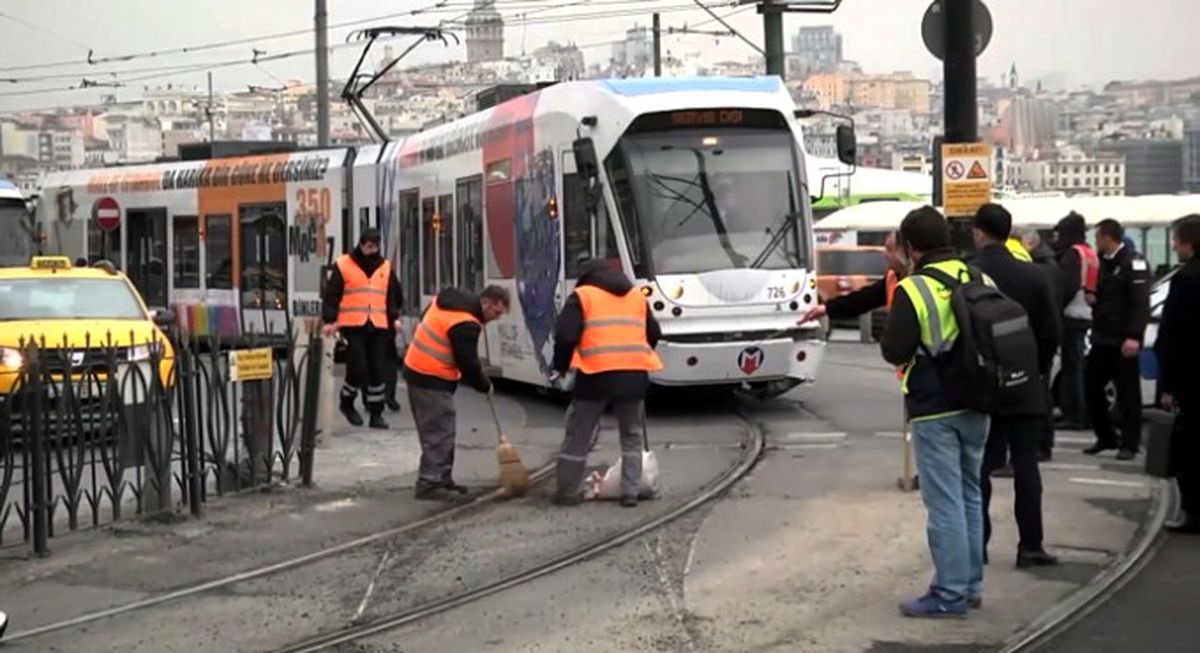 Sirkeci\'de Tramvay Raydan Çıktı