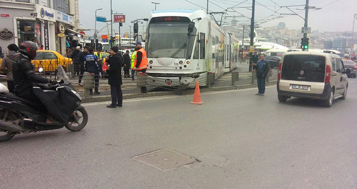 Sirkeci\'de Tramvay Raydan Çıktı. Belediye Ekipleri Kazaya Müdahale Ediyor.