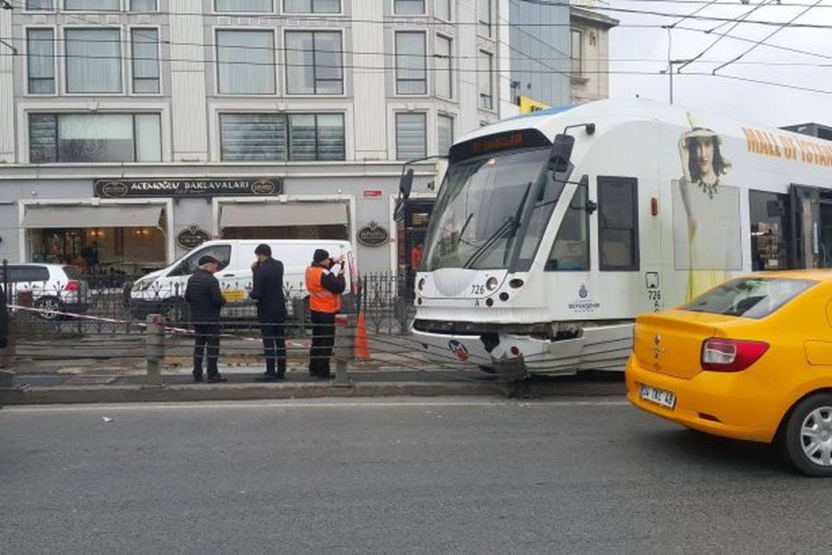 Sirkeci\'de Tramvayın Raydan Çıkması