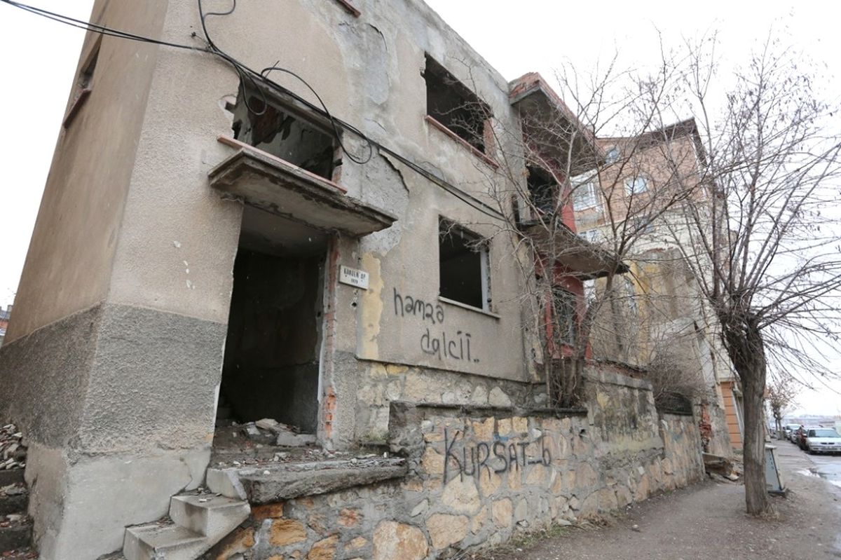 Sivas\'ta Tehlike Saçan Metruk Binalar Yıkılıyor