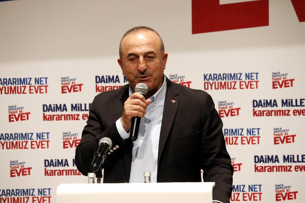 Üniversitelilerden Çavuşoğlu\'na "Evet" Sürprizi
