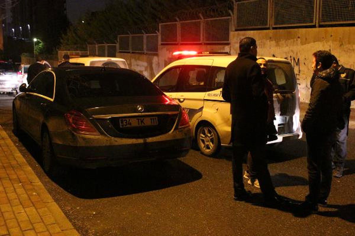 Ünlü İş Adamının Lüks Aracı İçindeki Çantayla Çalındı