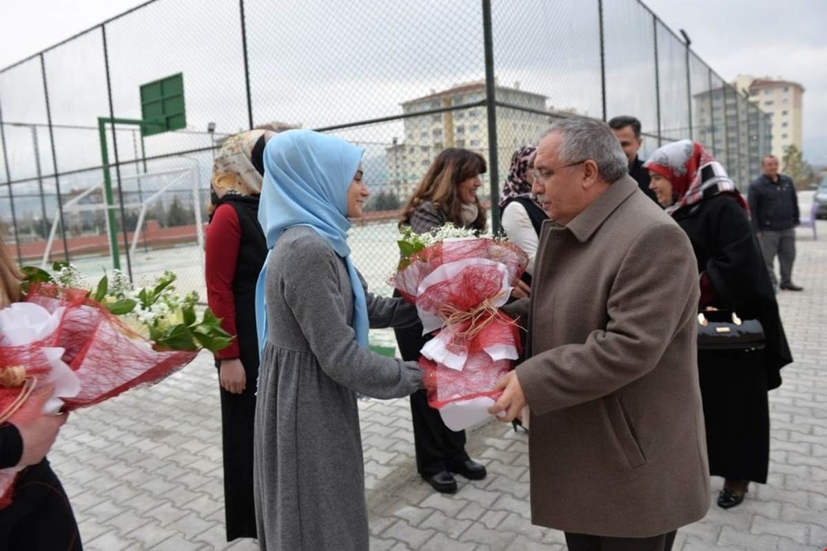 Vali Ahmet H. Nayir: Aklının Kullanan ve Eleştirebilen Bir Nesle İhtiyacımız Var