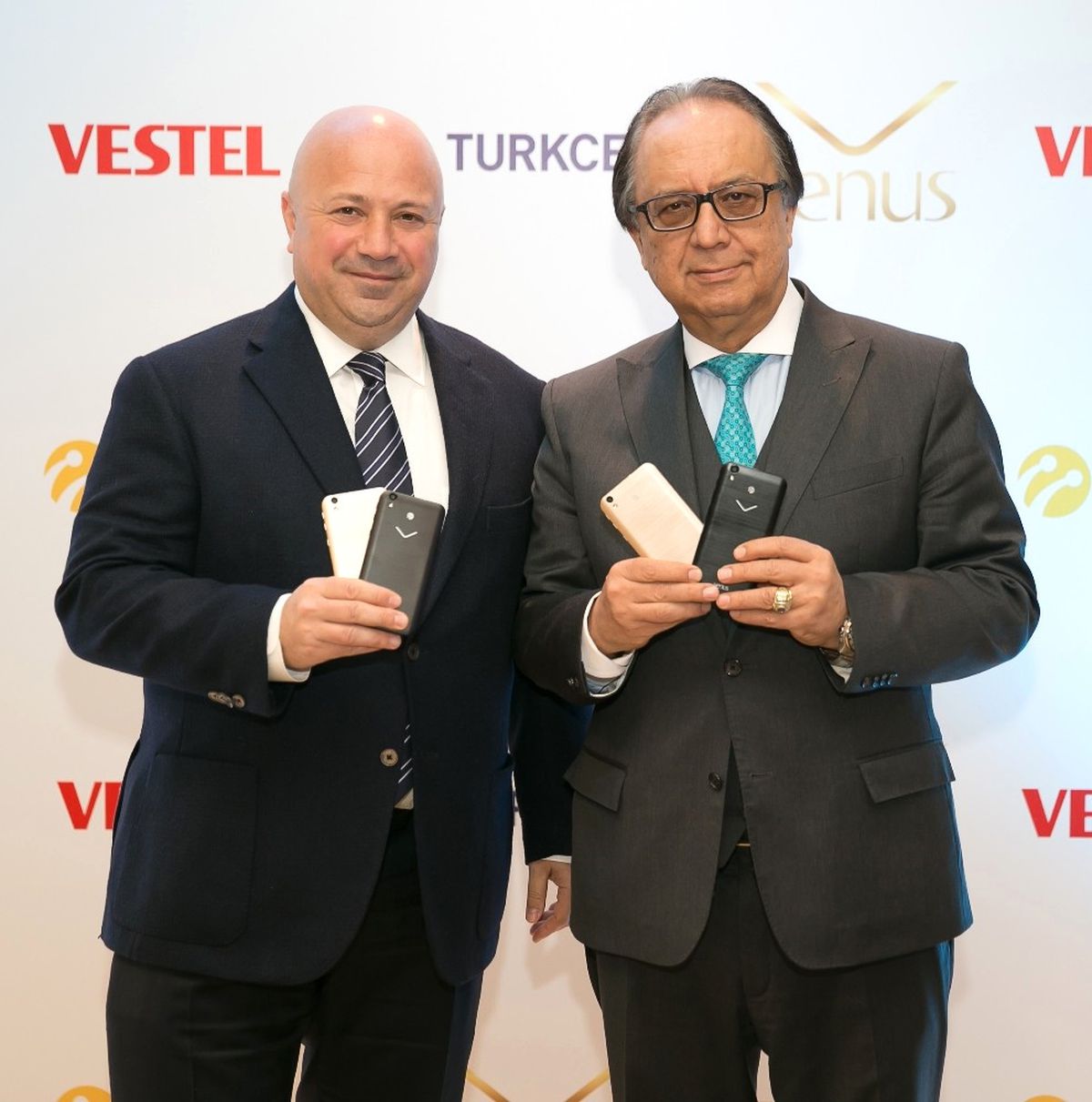 Vestel, Turkcell İçin Özel Ürettiği Telefonu Tanıttı