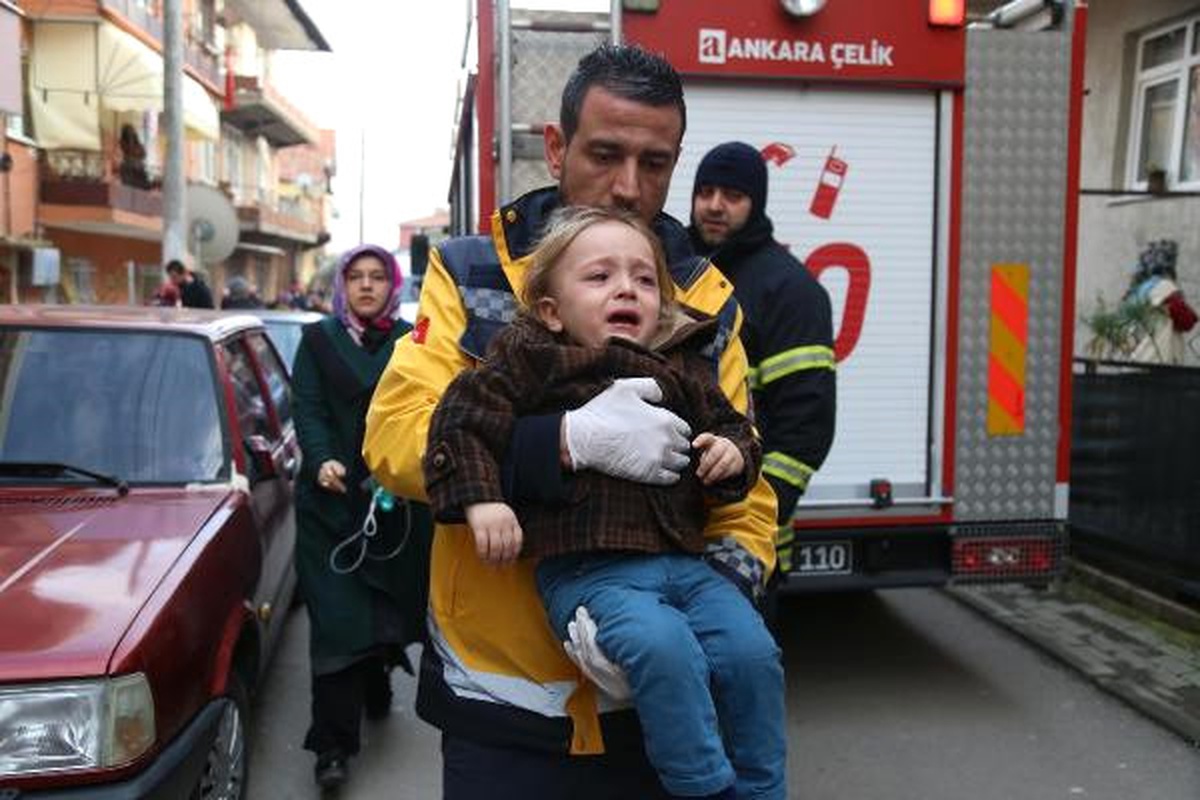 Yatak Odasında Çıkan Yangında 10 Kişi Mahsur Kaldı