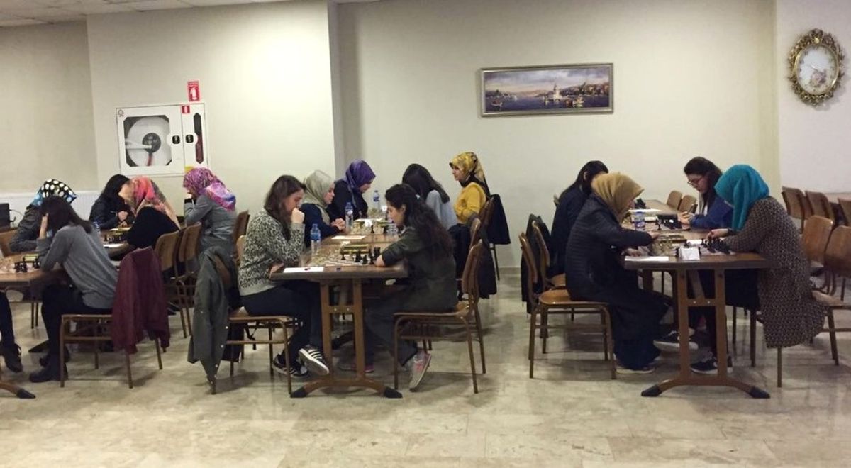 Yurt-Kur Kızları Satranç Turnuvasında