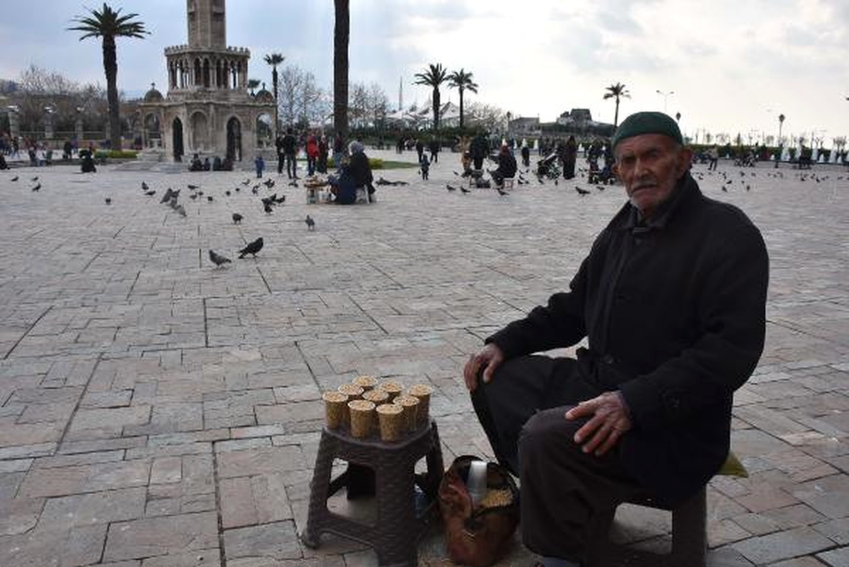 Zabıtanın Tarihi Saat Kulesi Önünde 22 Yıldır Yem Satan İzzet Dedeye Davranışına Tepki