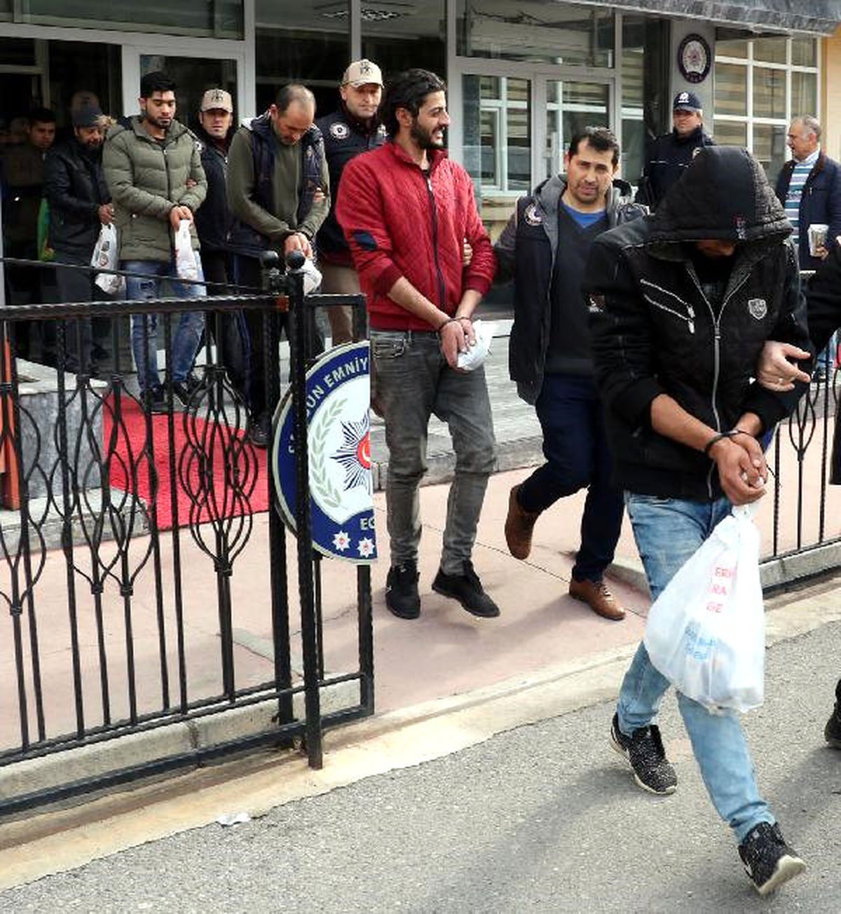 10 Iraklı Deaş Terör Örgütü Üyeliğinden Adliyeye Sevk Edildi