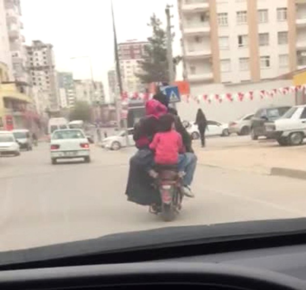 2 Kişilik Elektrikli Bisiklete 6 Kişi Bindi